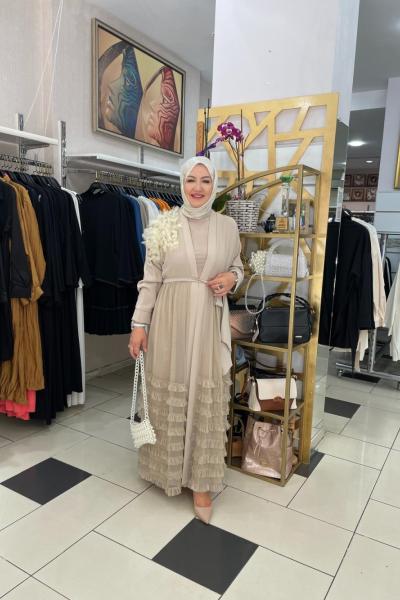 Etegi tül fırfır detaylı omuz aksesuarlı abaya Bej