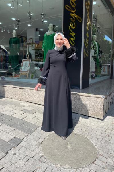 Kol ucu taşlı tüylü abiye elbise Siyah