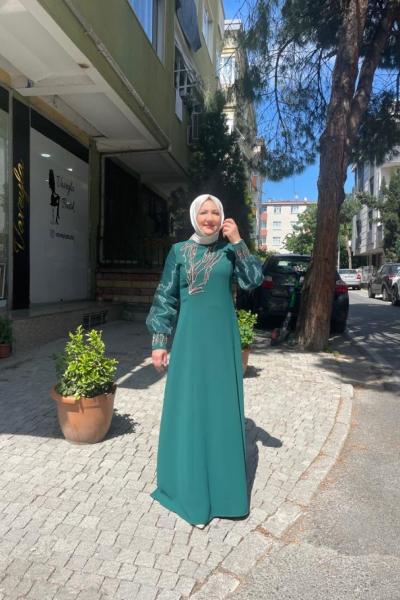 Kolları organze ve taş detaylı abiye elbise Zümrüt