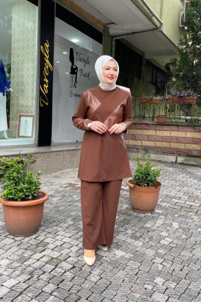 Krep kumaş taş ve deri gorunumlu pantolonlu takım Kahverengi