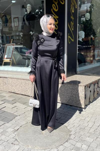 Saten kumaş omuzu kolu tüylu abiye elbıse Siyah