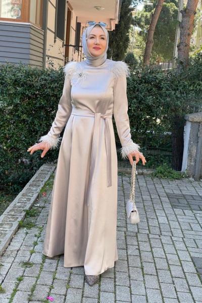 Saten kumaş omuzu kolu tüylu abiye elbıse Taş Rengi