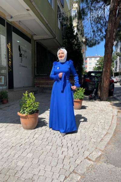 Saten kumaş omuzu kolu tüylu abiye elbıse Saks Mavisi