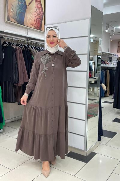 Yakası boncuk işlemeli elbise Kahverengi
