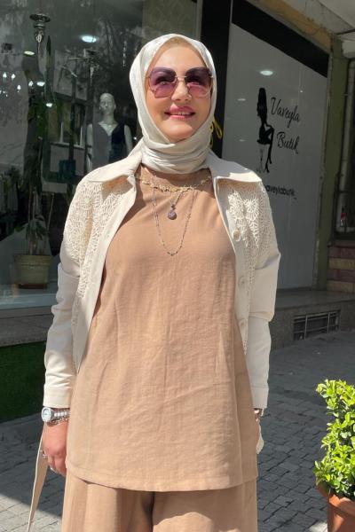 Yakası taş işlemeli kolsuz tencel bluz Tarçın