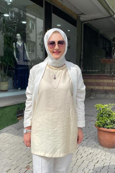 Yakası taş işlemeli kolsuz tencel bluz Bej