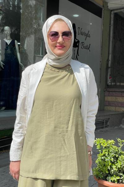 Yakası taş işlemeli kolsuz tencel bluz Yağ Yeşili